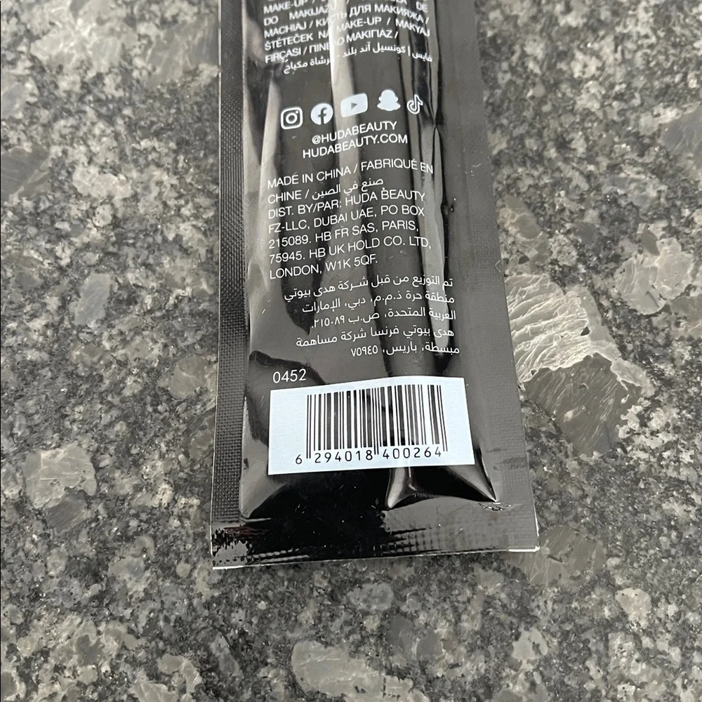 Huda Face Conceal & Blend Make Up Brush, single sided brush